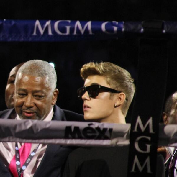 Milenio's tweet photo. FOTO: @JustinBieber subió a apoyar a Mayweather #theone #mayweathercanelo (vía @CCLegaspi) http://t.co/OZ8IV45MYd