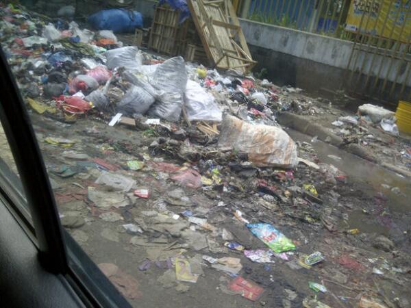 Sampah pe jalan raya daerah andir,mohon dibantu solusinya pa walkot :) Cc : <a href="/ridwankamil/">Ridwan Kamil</a>