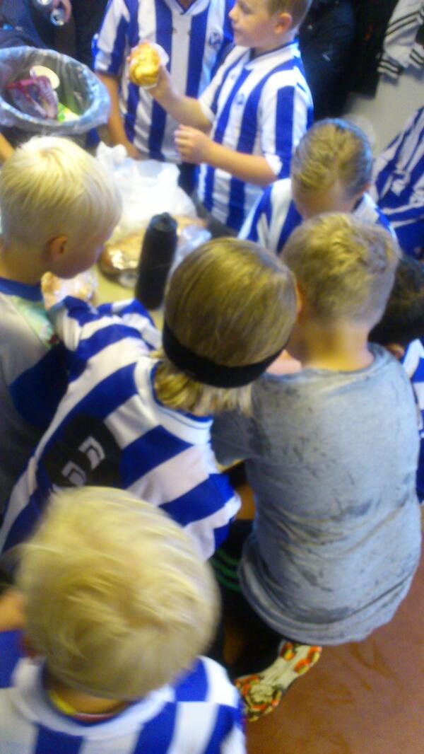 frostrom's tweet image. Spelarna i Lammhults #P/F-04 firar deras sista #Poolspel med att frossa i bullar och vetelängder. Tränaren är bagare.