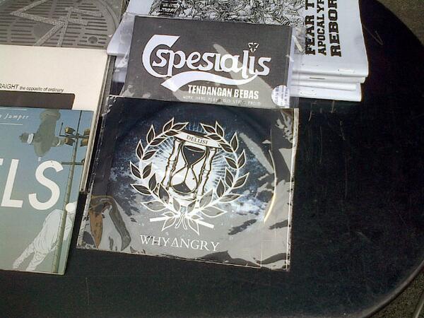 Yg mau 1st album @estebe99mdo bisa di dapatkan di booth #RiuhBerderauTour2013 grab it guys