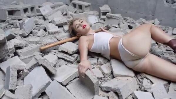 ZeevD's tweet photo. #Canelo sale en el nuevo video de #MileyCyrus @sopitas http://t.co/Lxkr3Cmu7q