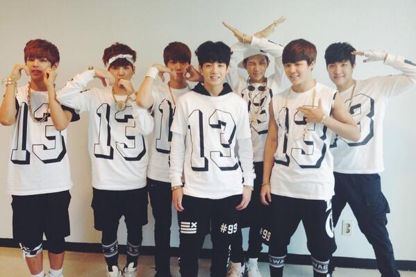 bts_bighit's tweet photo. 백의의 #방탄소년단 이었던 오늘 ^ㅁ^ 우리 아미님들 팬미팅 오고 계신가요?? 지금이 아니면 안돼~(((o(*ﾟ▽ﾟ*)o))) 잠시 후에 만나요 ♥ http://t.co/48WjK8wQQc