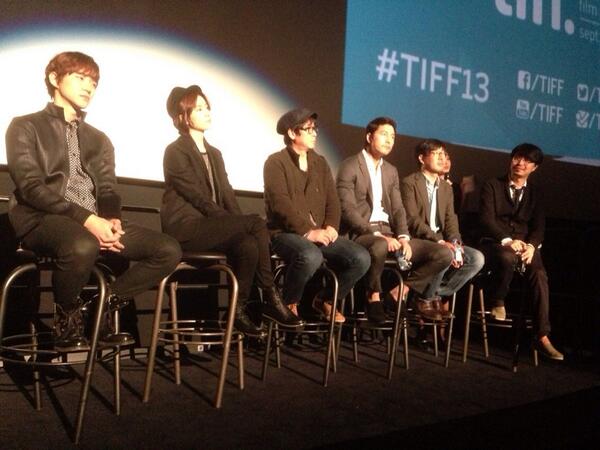 coldeyes2013's tweet photo. <감시자들> 토론토국제영화제★ 관객과의 대화에 진지하게 임하고 있는 우리 배우들과 감독님들! 최고~ 멋있습니다! http://t.co/5VCxshE8bD