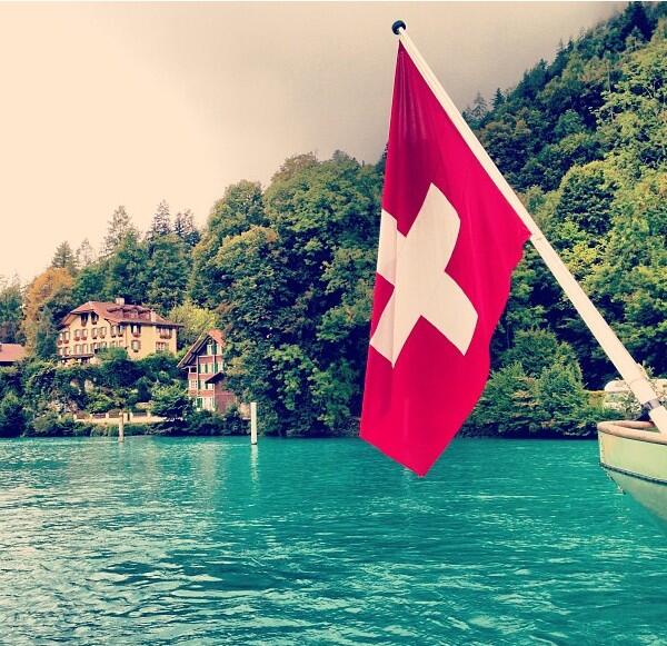 abscuito's tweet photo. 정말이지 풍경은 스위스가 갑이구나요 ㅠ ㅠb 물색깔이 어쩜이래요♥ @ Interlaken Brienzersee, Switzerland http://t.co/EHeRNVwUCp