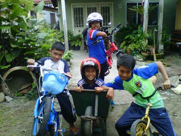 ehhdanny_'s tweet photo. Kami mat rempit cacing hàhá°˚=))˚°hàhá°˚=)) @ehazril @ehcapit_  @XjimXjom http://t.co/kgKAMK8xg5