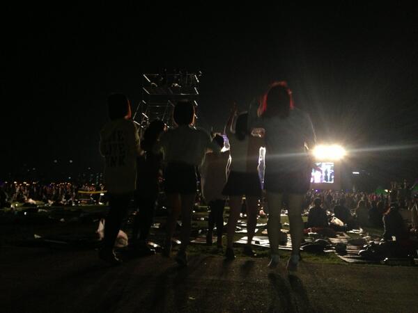 ㅋ올린다 경고한 사진이닷!
저리 신나 날뛰는 처자중 구남 모 밴드의 멤버가 섞여있는건 비밀..
발이 땅에도 안닿게 뛰는 저자들중 밴드의 시대 연출팀 작가팀이 가득한 것도 비밀.. 끔찍히도 깜찍한 이들같으니 ㅎㅎ