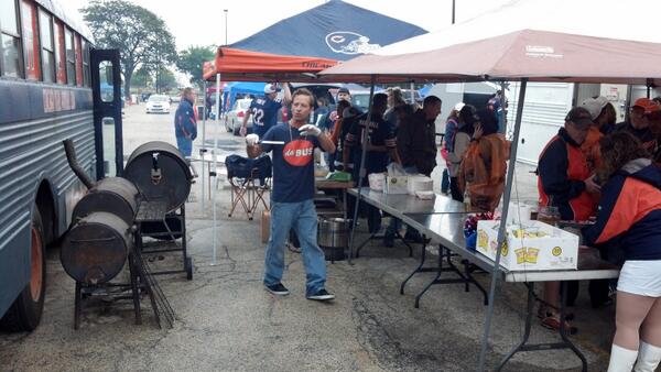 daBus5's tweet photo. The tailgating is in full swing at da Bus! #daBus #daBus5 #Bears http://t.co/kb84F5SD5i