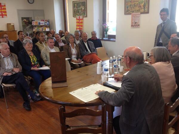 PirineusTV's tweet photo. L'Assemblea General de Cerdanya s'ha reunit aquest matí a Porta amb una vintena d'alcaldes de tota la vall. http://t.co/l9x8sz2H9p