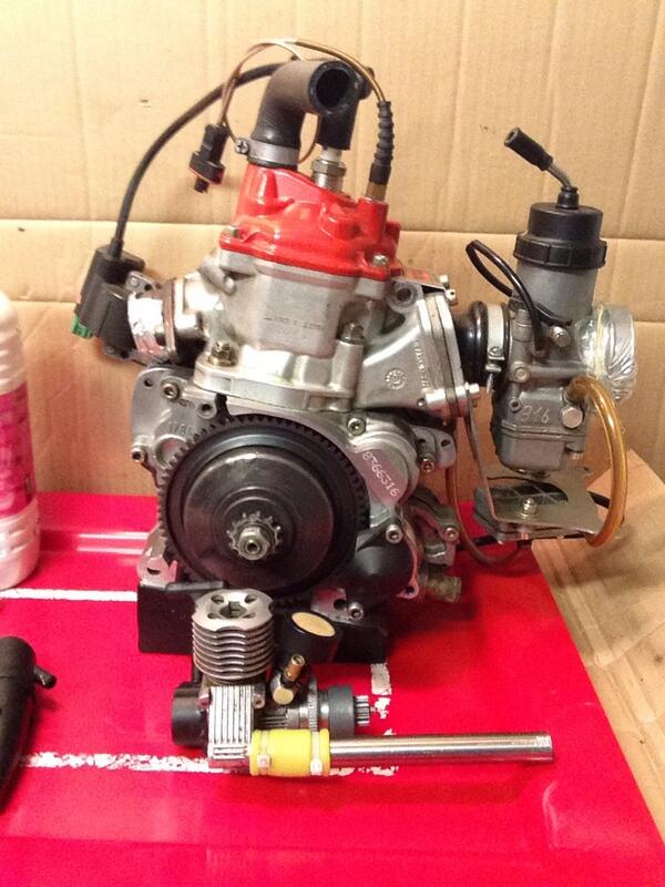 Vincentimes5's tweet photo. Le moteur de kart à coter de celui de la thermique :p http://t.co/VMC2SsuCfl