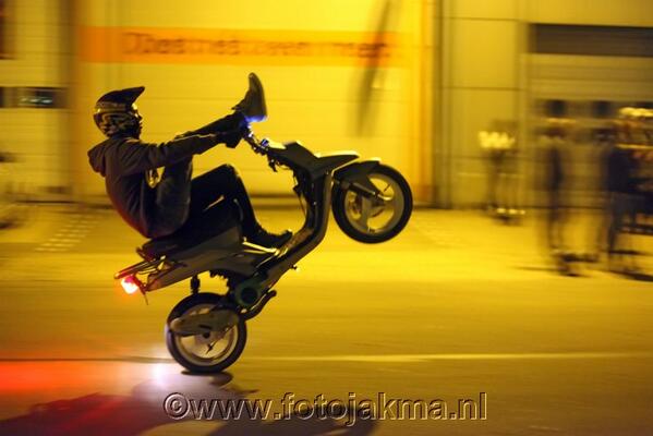 Video en Foto : Politie beëindigt illegale scootermeeting in Hilversum bitly.com/1blrXtI #Hilversum #scooter