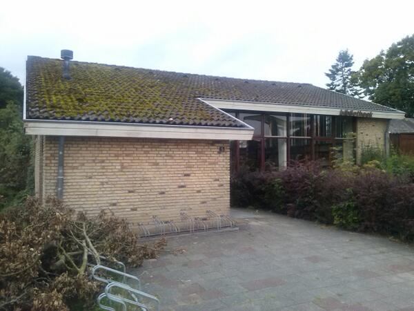 De bibliotheek staat nog fier overeind. Nog wel.