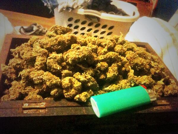 GstoneAaron's tweet photo. Num nums I'm never low! #smyb @DabGodBaby http://t.co/7af501lLiE
