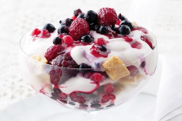fooodgasm's tweet photo. Berry cheesecake parfaits 😘 http://t.co/IVz5Gkcdyn