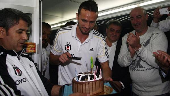 Futbolcumuz Tomas Sivok’un doğum günü Bursaspor maçı dönüşünde kesilen pastayla kutlandı. bjk.com.tr/tr/haber/56597/