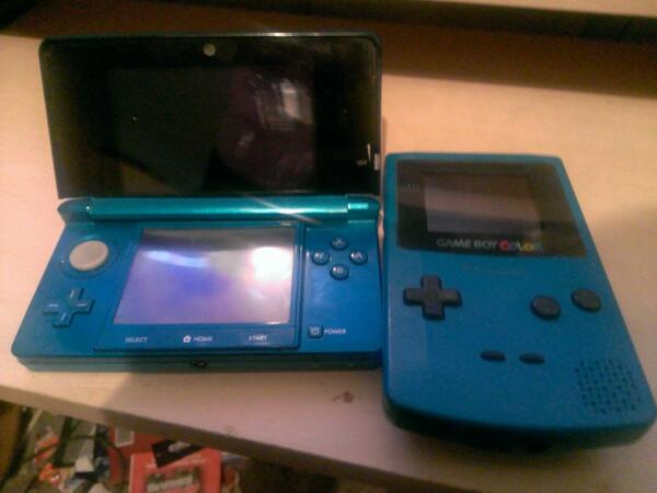 Gorilla_Richard's tweet image. Times and technology may change but the colour stays the same :) #Nintendo3DS #NintendoGameboyColor