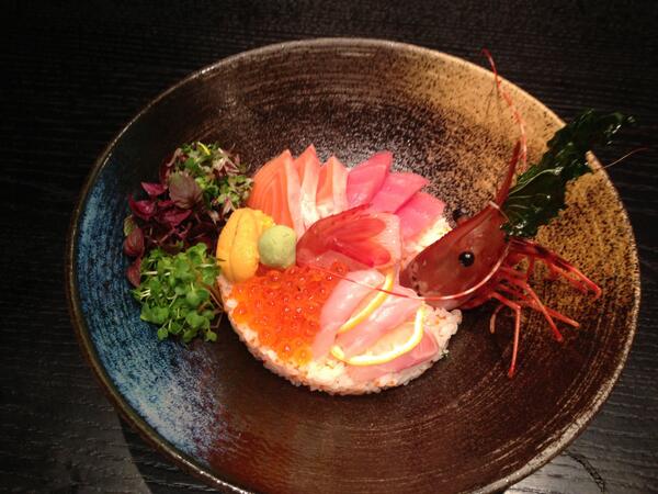 東京オリンピック開催記念メニュー「おもてなし寿司セット」を天麩羅、味噌汁つきで￡20.20で9月16日（月）から10月13日（日）限定発売！本マグロの赤、ウニの黄色、香草の緑、糊の黒、器の青で５輪の５色をイメージしました。