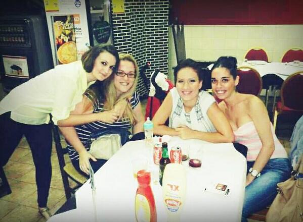 12Criis90's tweet photo. Qee agustoo cena una con tan bueniisimaa compañiia @Clararuizillan, @irene_saezz, @numasica !!! http://t.co/uDeUmbCB1d