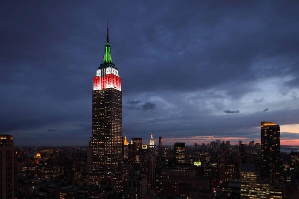 FranciscoBurgoa's tweet photo. Así luce el #EmpireState de NYC con los colores verde, blanco y rojo en honor a México. Una imagen q lo dice todo: http://t.co/pXVKLZ6MUf