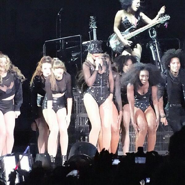 BeyLegion's tweet photo. Beyoncé on stage tonight [#3]. #MrsCarterInBrazil http://t.co/Bb9nCkXhmA
