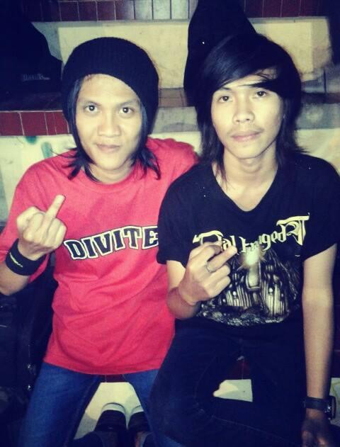Divites_cloth's tweet photo. Vocalis @komik_jember @Ashari_Feyga wearing DIVITES,nice pict brother!!!!Keep support band&amp;clothing Local guys!!!! http://t.co/1HM4jxxE8o