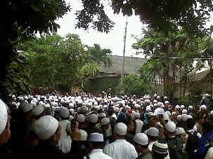 Jutaan muslimin muslimat memenuhi komplek liga mas dan masjid almunawwar pancoran