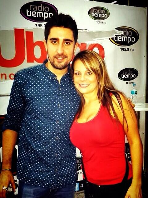 Dianaz_h's tweet photo. @AlexUbagoficial totalmente feliz!!! 🎤🎧🎼🎊🎉 http://t.co/xMVnEhUTFJ