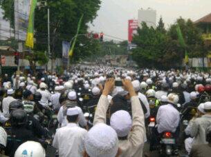 Ratusan ribu petakziah berjalan kaki mengiri mobil jenasah habibana menuju tempat pemakaman