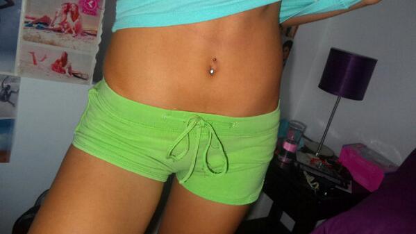 mexilie's tweet photo. Got a bellyring :D #awesome http://t.co/FhiBfojTsf