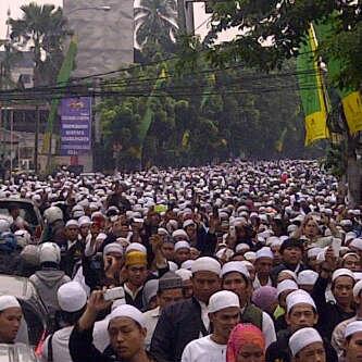 Jutaan manusia mengiringi beliau ke tempat beliau istirahat semalamnya