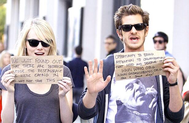 三行映画レビュー Pa Twitter アンドリュー ガーフィールドとその恋人エマ ストーンがデートをしているのをパパラッチされたため 二人は孤児院のurlと 僕達に注目するならここの施設に注目が集まって皆が募金するようにして と書かれた紙を見せて 好きなだけ撮らせた