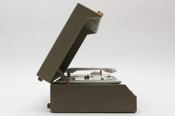 BraunAudio's tweet photo. Braun PC 3 SV Koffer. 

#BraunPorn 

—
http://t.co/EhwPEUyp8v http://t.co/pCXwJJeahe