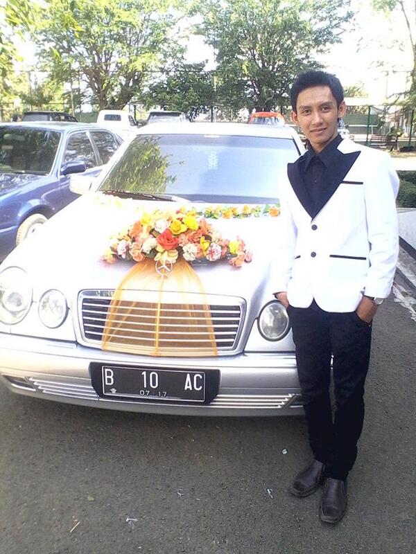 ikut eksis di mobil pengantin :-)