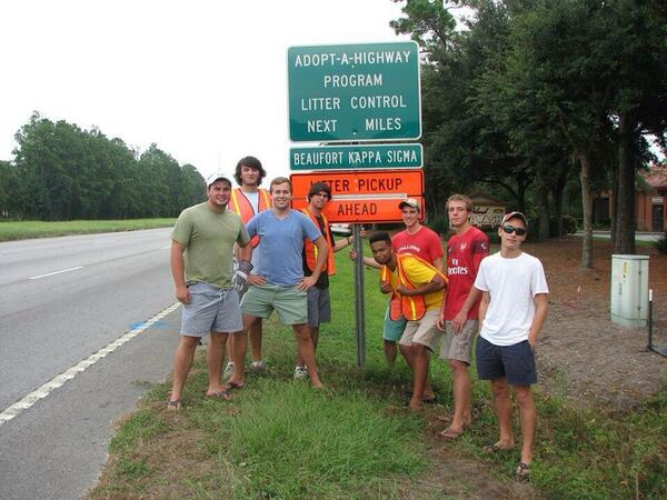USCBKappaSigma's tweet photo. @DylanYaden @HoweldLogan123 @BrentL07 @parker_avera14 @Polodadonjon Great job with community service! #AdoptAHighway http://t.co/5NDrTRqwhz