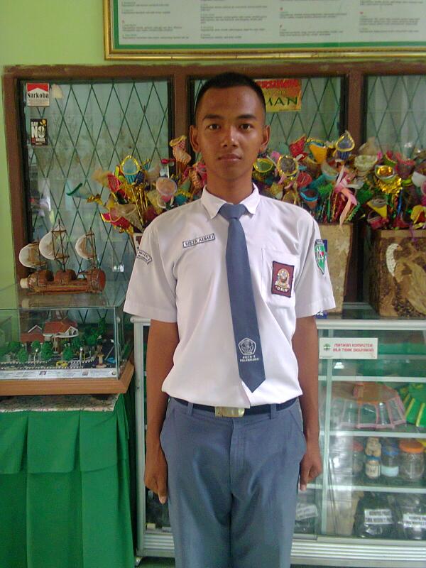 Ketua OSIS ( Risza Akbar Iskan ) @RiszaAkbarIskan