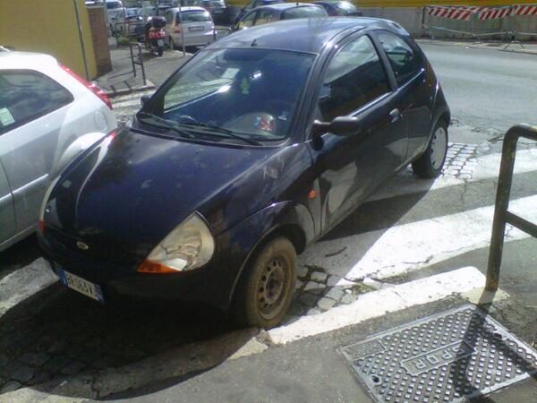 AlbertoDaniele0's tweet photo. #Roma. Questo/a parcheggia sempre così, ergo: non teme le multe. @ignaziomarino @romamobilita @ParcheggioIdiot http://t.co/FtD0CGjIzi