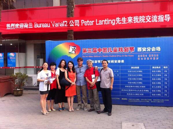 BureauVanaf2's tweet photo. Gisteren na het tekenen van het samenwerkingscontract met Zhongbeiyuan theater! http://t.co/wYZolA2Sga