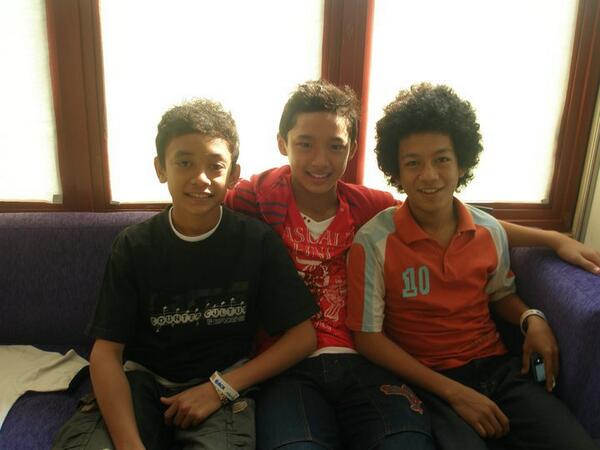 Jojo bersama pemain film King, Rangga Raditya (kiri) dan Lucky Martin (kanan)