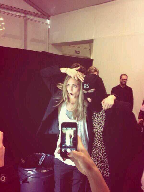 FactsHarry's tweet photo. Harry y Cara backstage ! http://t.co/clOayLtx0H