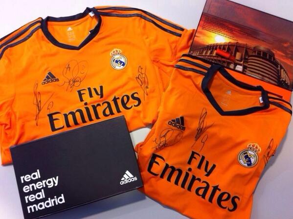 adidas_ES's tweet photo. RT y sigue @adidas_ES y consigue una firmada por @GarethBale11 @12MarceloV y Benzema. Tienes 24h! #allinRealMadrid http://t.co/5u87ttYwor