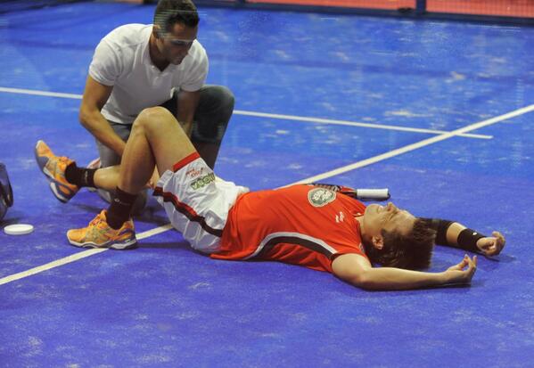 4-2 del 3er set y quedé duro como gato embalsamado! Gran trabajo el del fisio y pude aguantar en pista!