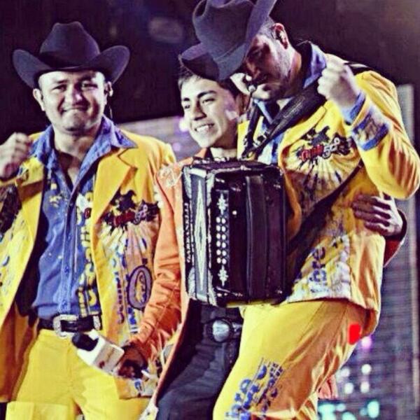 karloscruzof's tweet photo. Dice Augusto y Edén.. Esta bien buena la morra wE!! #comomelarecetóeldoctor http://t.co/vARx7yE34g