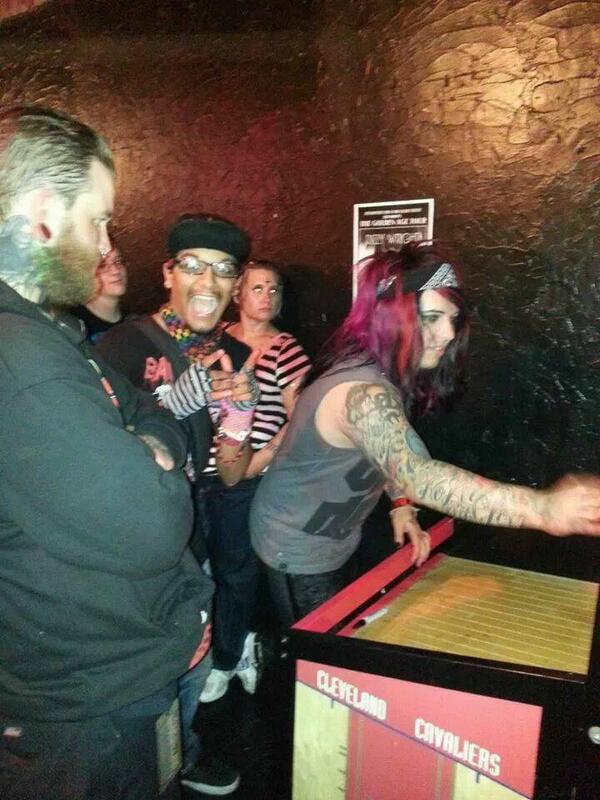 BotdfRuiz's tweet image. #BADBLOODTOUR Me and Dahvie playing the basketball machine at Peabodys last night loved it &amp;lt;3