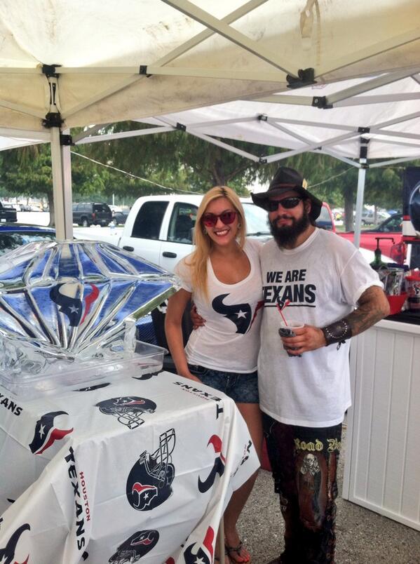 LaurenLo707's tweet image. The amazing @RevButter and I at #OldSkoolTailgaters he did an amazing job on my #ShotBlock and was another Hit #DLG