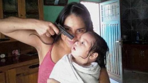RipleyMX's tweet photo. Mujer escandaliza redes sociales al fotografiarse apuntando con un arma a su hija y subiendo la foto a Facebook. http://t.co/R4W2cigsDs