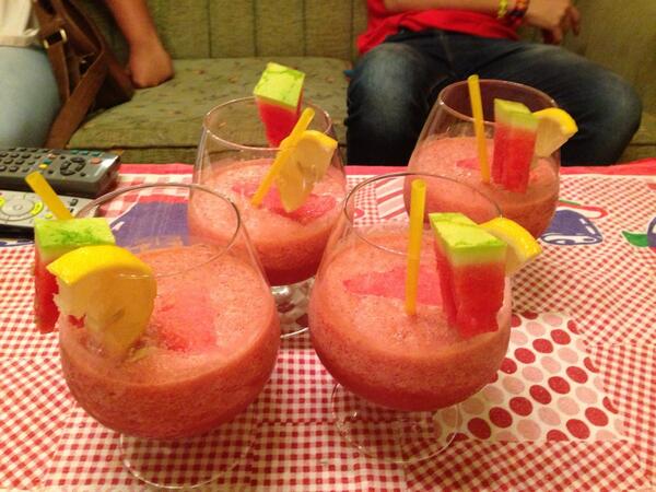 UlloaJM's tweet photo. Daiquiris con @PaulaGil16 @palaciosmarti @Mediavilla91 @Albert_apa @heleenuss http://t.co/U1KgNAYmd1