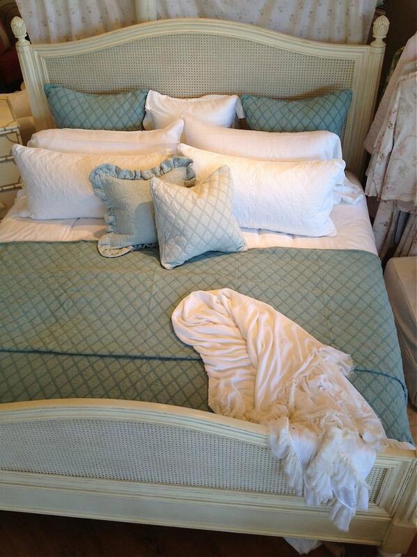 CottageChic1's tweet photo. Chesapeake, Satin, Amaile and Loulah by Bella Notte Linens.
#bedding http://t.co/mBwtXIxHcK