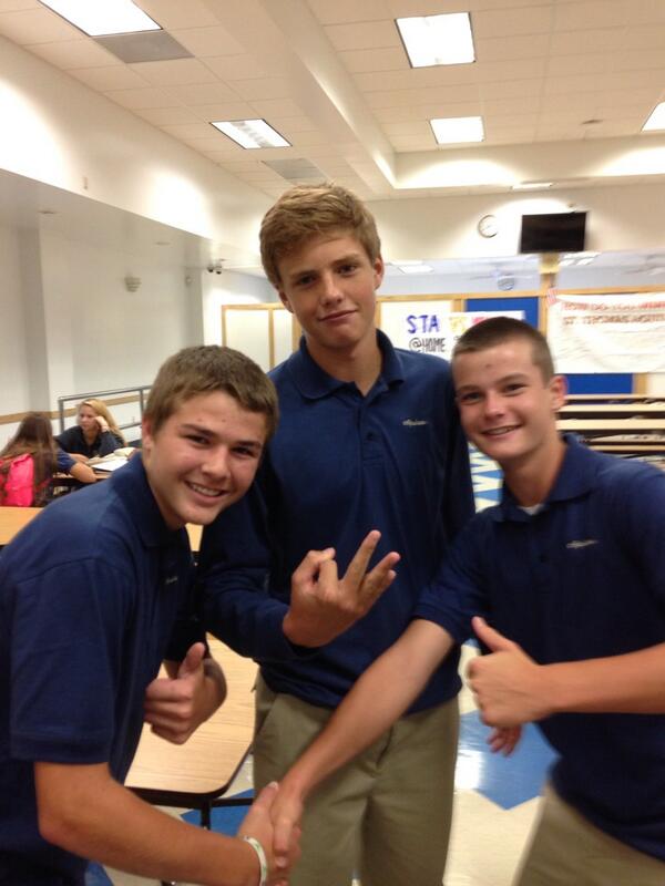 DfensiveHWclub's tweet photo. newest inductees @RYAN_SHUTOWICK @elreydelswag23 #nothinglikedoinghwb4practice #BD4ever http://t.co/R2kJUCdknh