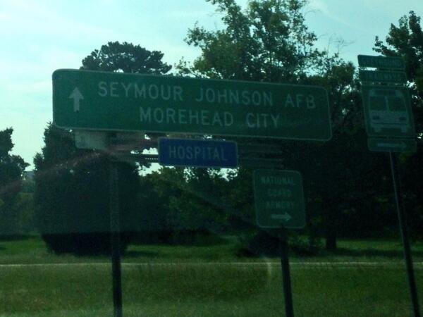 ChetBroaster's tweet photo. Best road sign ever!!! @theCHIVE http://t.co/SeuIfod0Ns