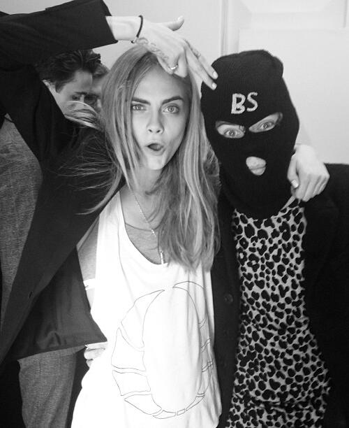 1berse's tweet image. eu shippo 
por motivos de que:
ela é pfta
retardada igual ele
fofa
legal
combina com ele 
retardada igual ele