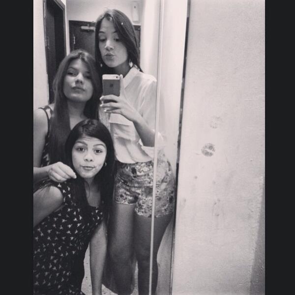 FabiolaCano1's tweet photo. RT"@karlapuu_18: @mafervilchez_ @FabiolaCano1 💁👯 http://t.co/nxWhg4TiGe"